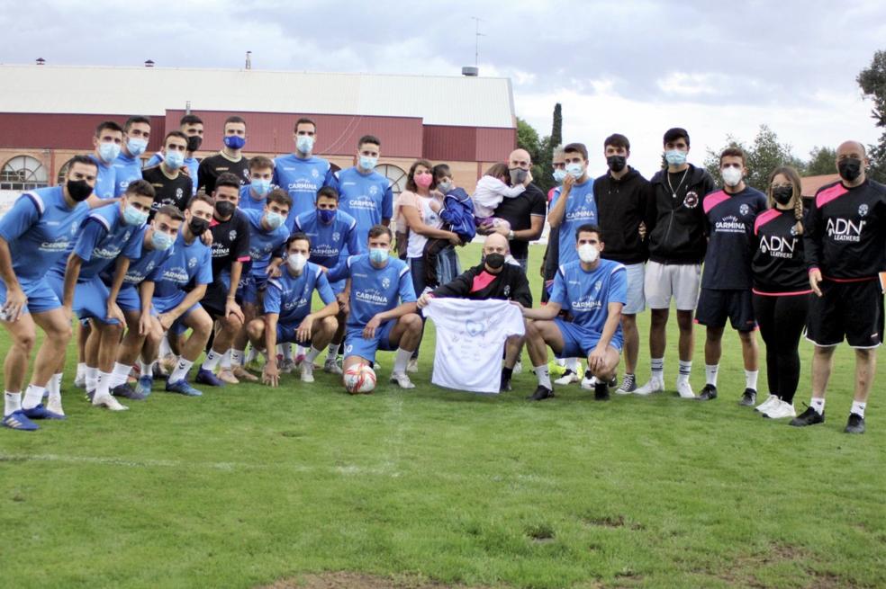 Los jugadores, cuerpo técnico y directiva del club arnedano posan junto a 'Super Manuel' y su familia. 