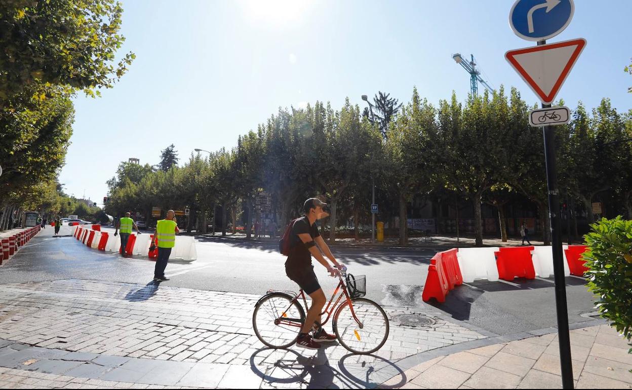 Un ciclista, esta mañana circulando por Muro del Carmen, con la Glorieta de fondo. 