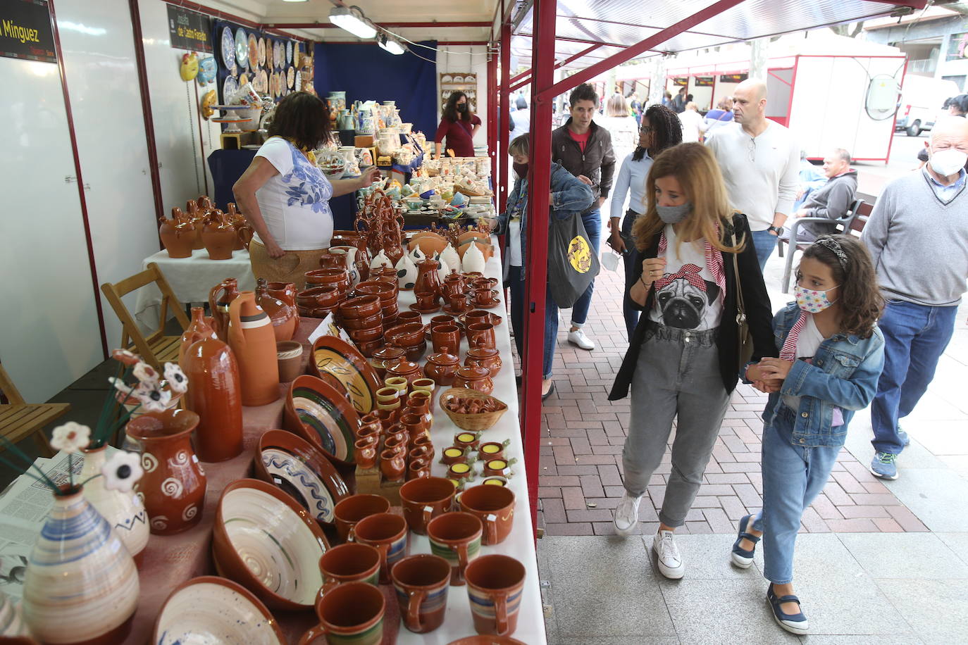 A pesar de no la ausencia de cohete, numerosos logroñeses han salido de casa para celebrar el inicio de las fiestas