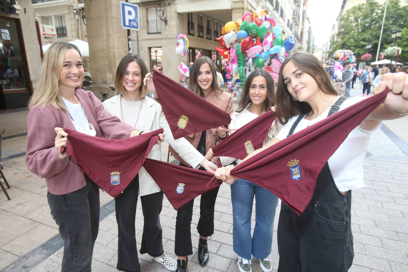 A pesar de no la ausencia de cohete, numerosos logroñeses han salido de casa para celebrar el inicio de las fiestas