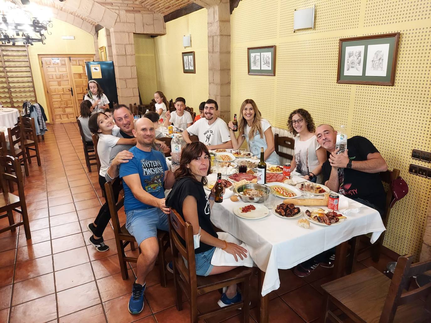 A pesar de no la ausencia de cohete, numerosos logroñeses han salido de casa para celebrar el inicio de las fiestas