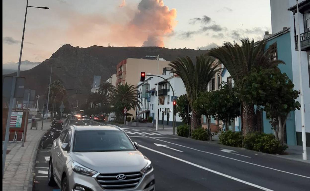 Columa de humo que se ve desde la zona en la que se encuentra el vecino de Logroño. 