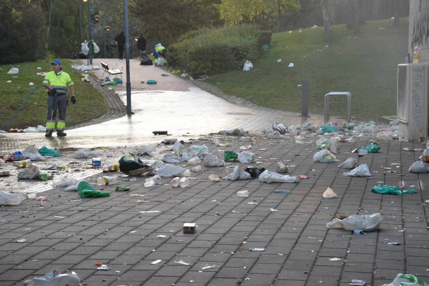 Fotos: Así quedó el Ebro tras el botellón en la primera noche de fiesta matea