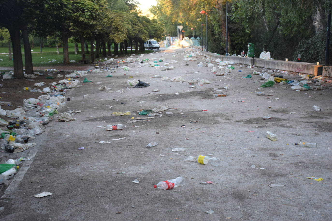 Fotos: Así quedó el Ebro tras el botellón en la primera noche de fiesta matea