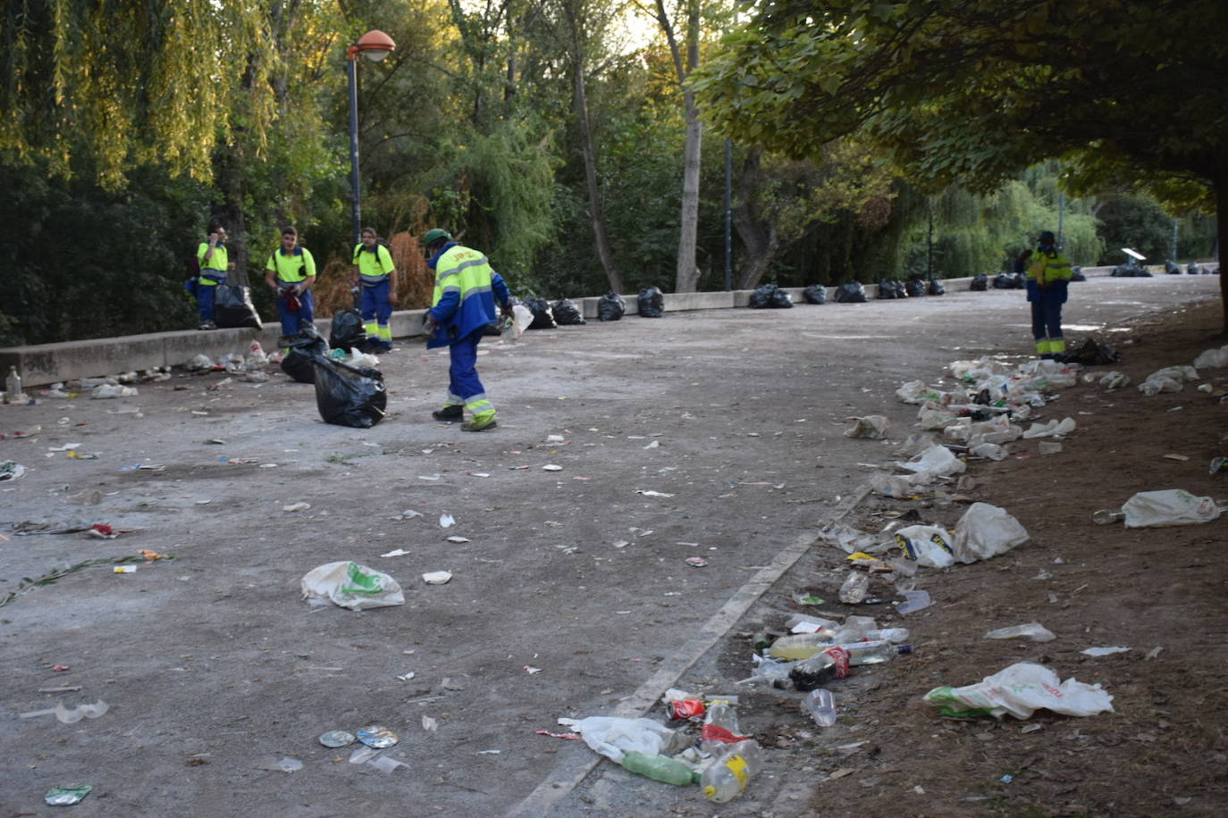 Fotos: Así quedó el Ebro tras el botellón en la primera noche de fiesta matea