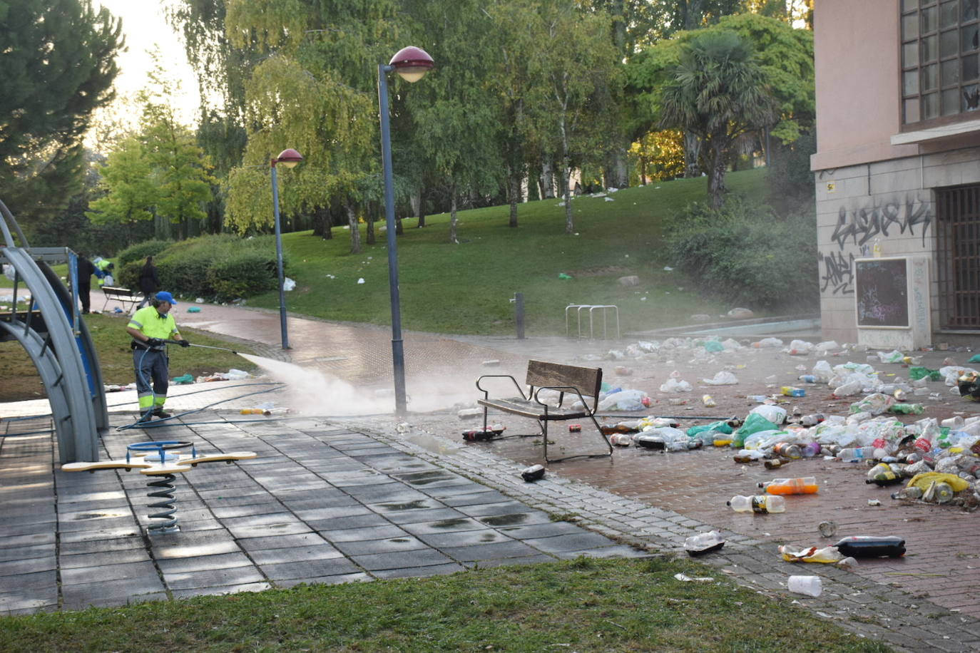 Fotos: Así quedó el Ebro tras el botellón en la primera noche de fiesta matea