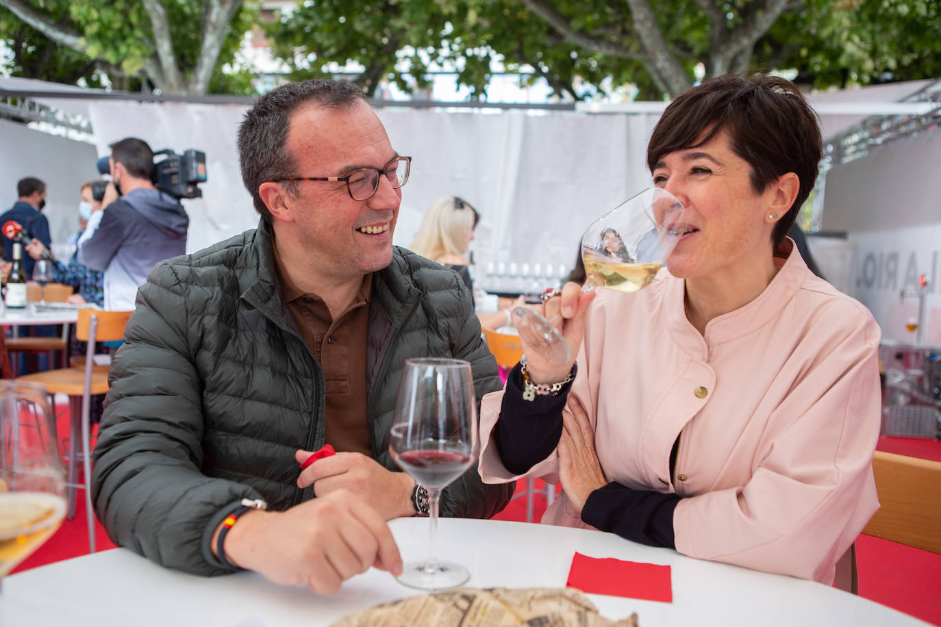 Este lunes los presentes han podido degustar las especialidades culinarias de The Way y los vinos de Bodegas Tobía. 