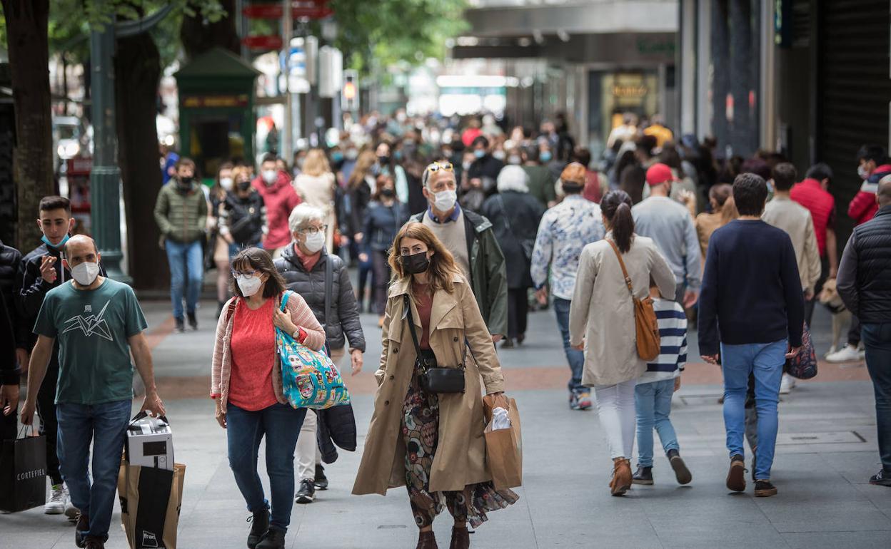 Vecinos de compras por una calle de Bilbao.