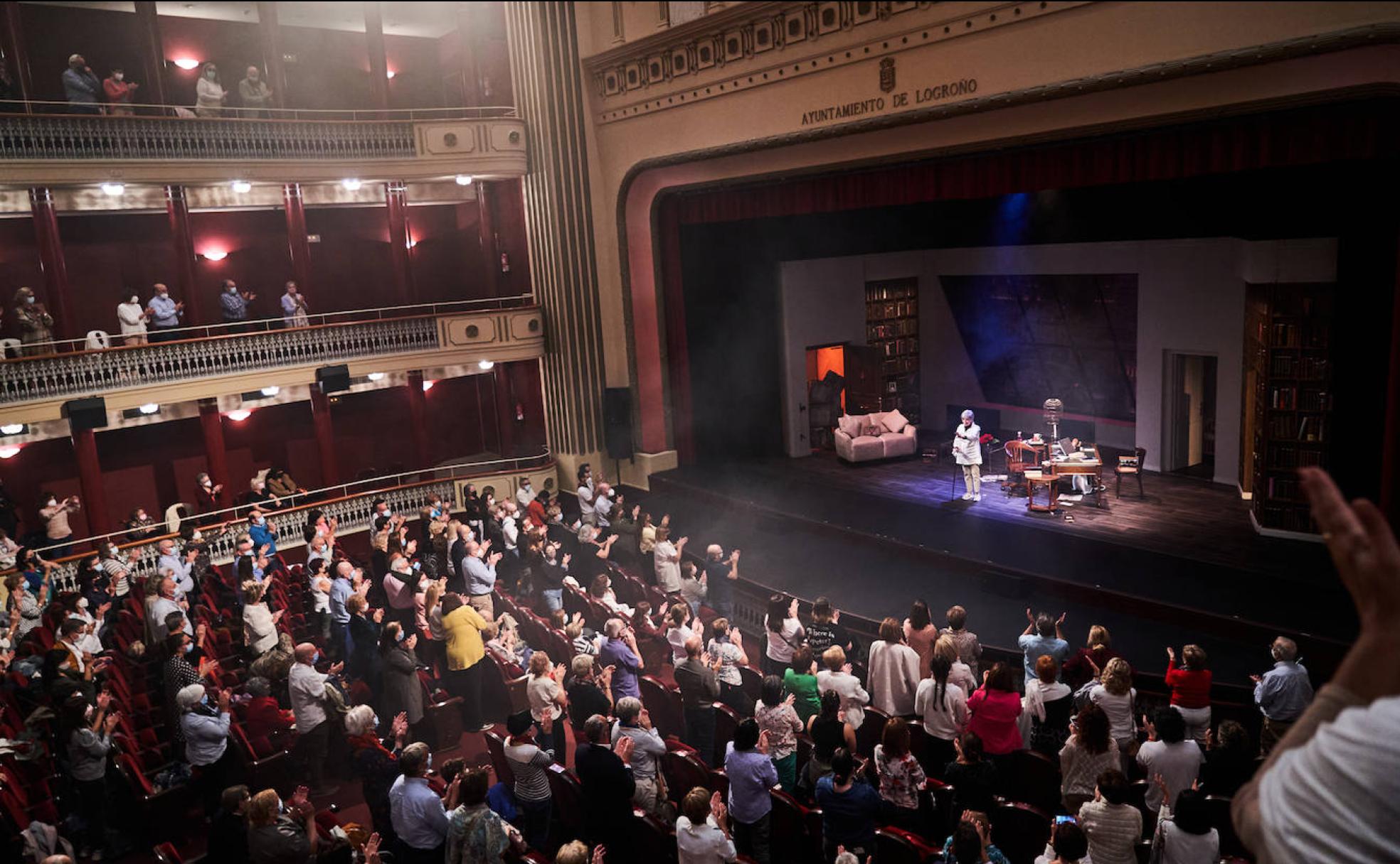 El público del Teatro Bretón, lleno este martes, puesto en pie para despedir a Concha Velasco. 