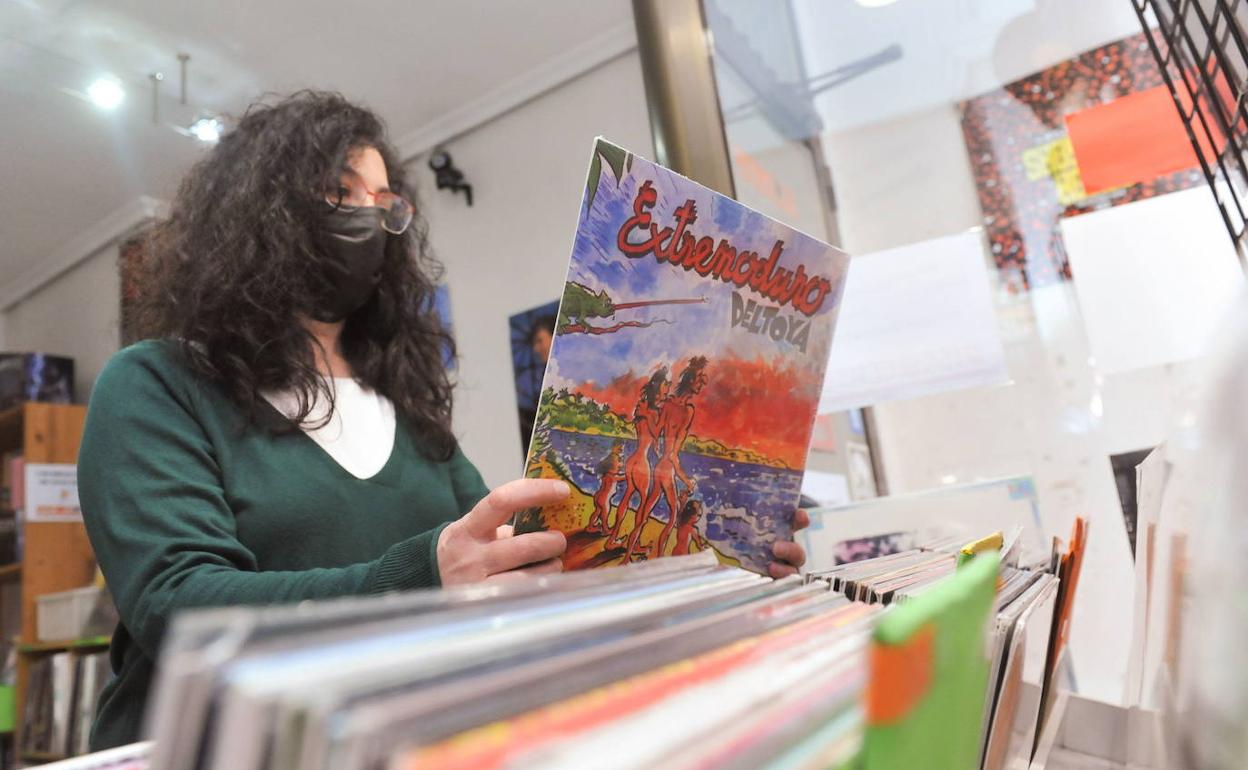 Una mujer en una tienda de discos.