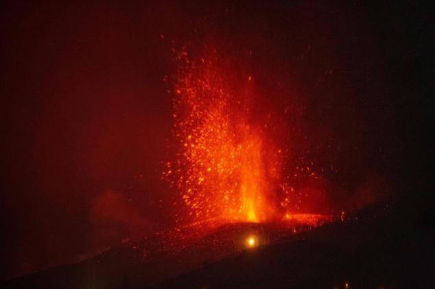 El muro de lava que llega a los doce metros de altura sigue dejando un rastro de destrucción en La Palma.