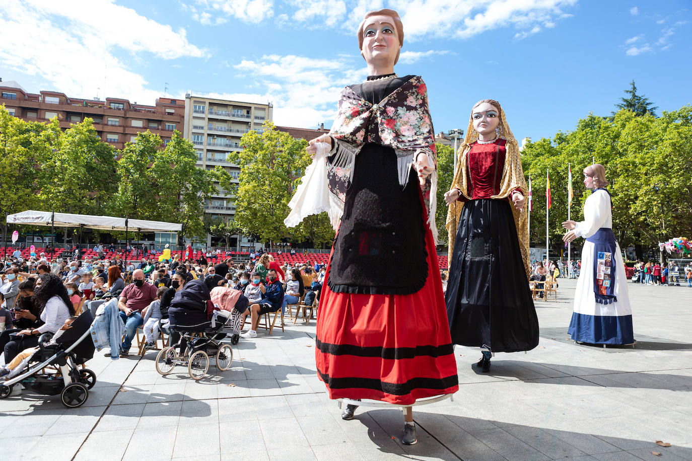 Fotos: Los Gigantes y cabezudos reaparecen en Logroño