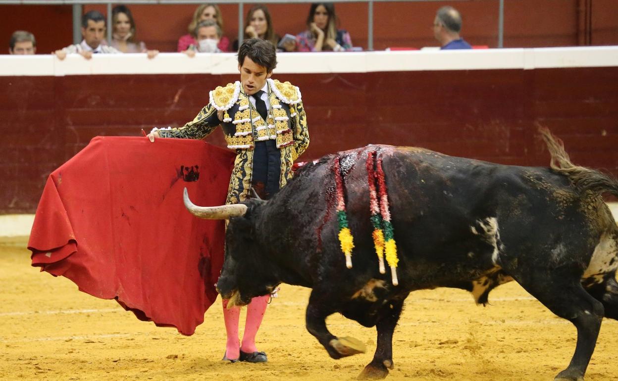 José Garrido cerró por manoletinas la faena al toro que le cortó una oreja. 
