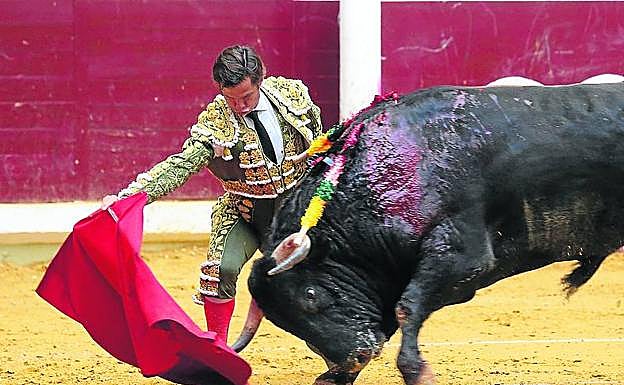 El Juli doblándose por bajo en el inicio de faena. J