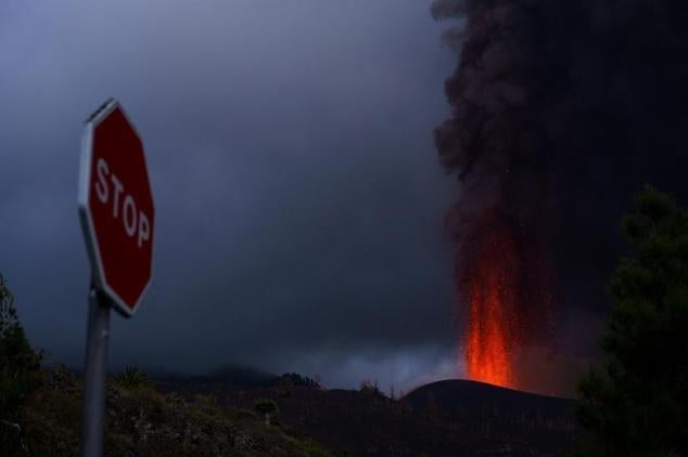 El volcán de La Palma cumple su quinto día de erupción, con más de 5.000 vecinos desalojados de sus casas y graves daños en viviendas e infraestructuras de tres municipios.