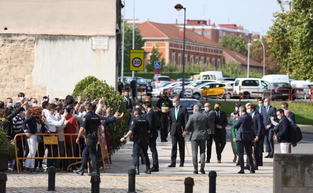 Imagen principal - La visita del rey realza la conmemoración del V Centenario del Sitio de la ciudad