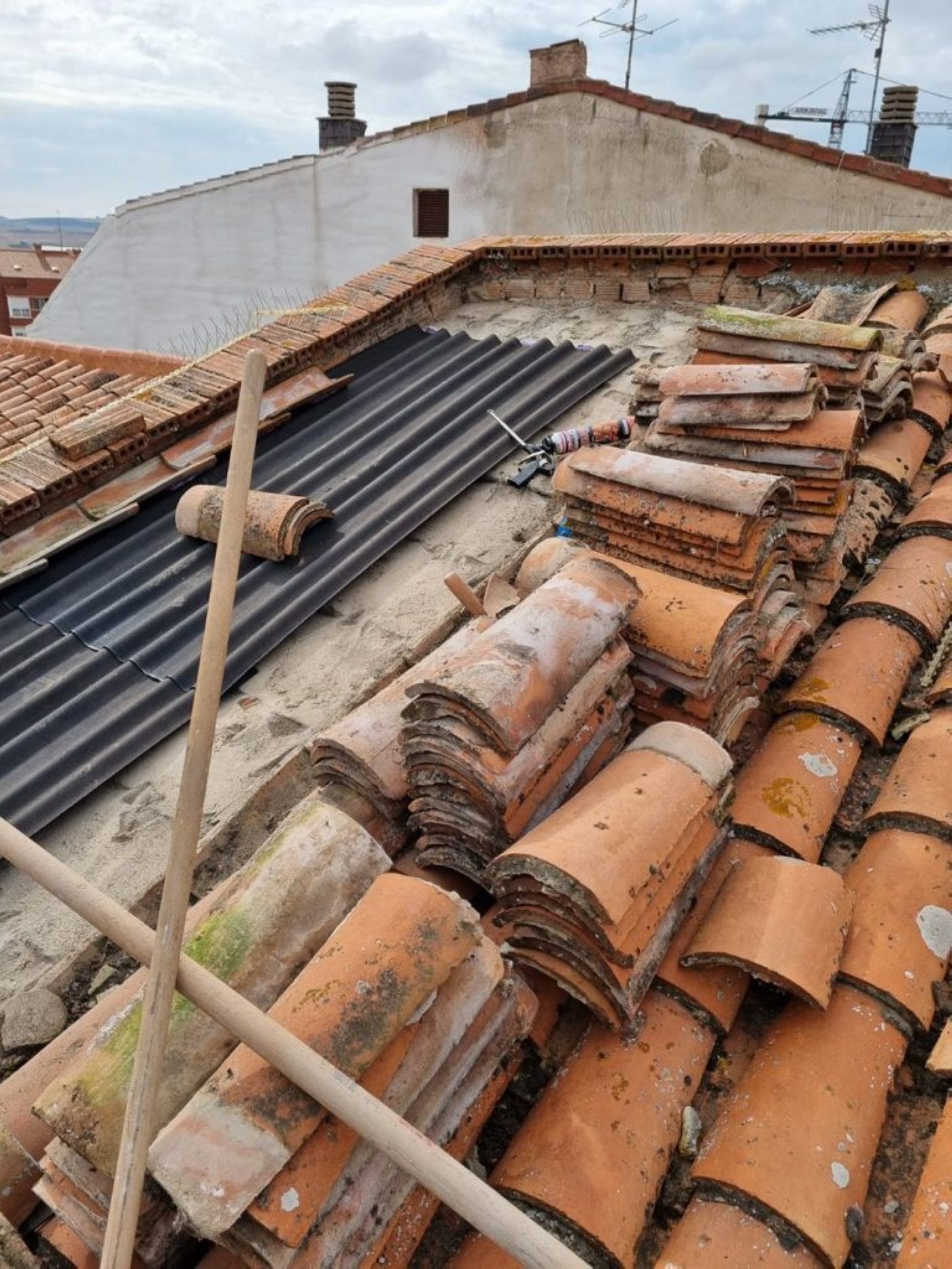 Obras en la cubierta del teatro Avenida. 