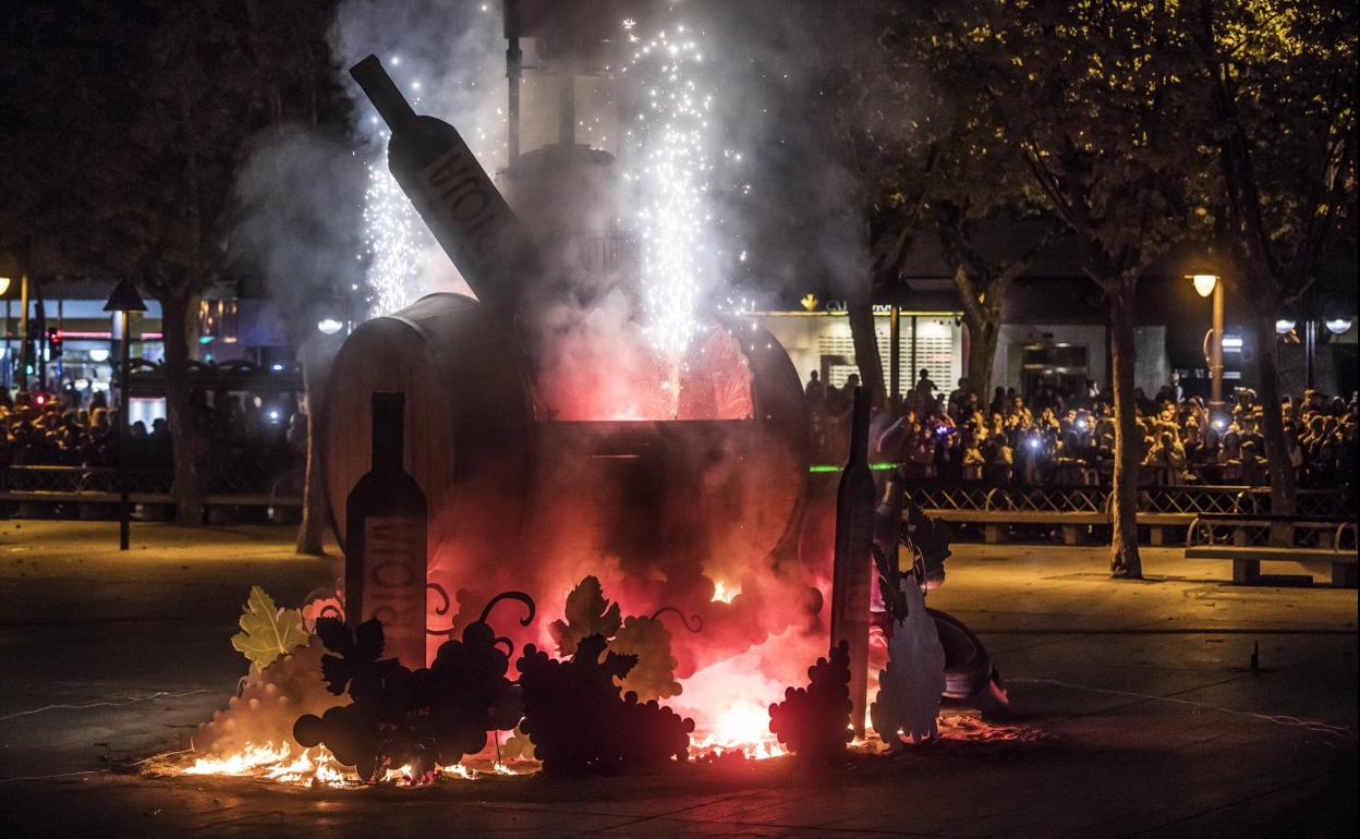 Llamas crepitando y efectos pirotécnicos, durante la quema de la cuba de 2017. 