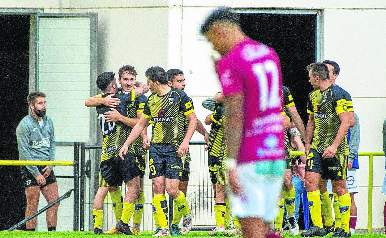 Los jugadores del Casalarreina celebran el gol de la victoria frente al jugador blanquinegro Enzo.