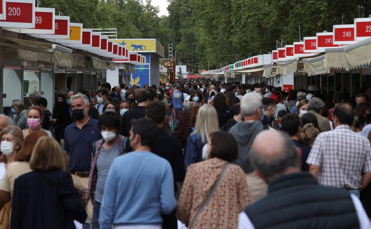 Un momento de máxima afluencia de visitantes en la 80 Feria del Libro de Madrid. 