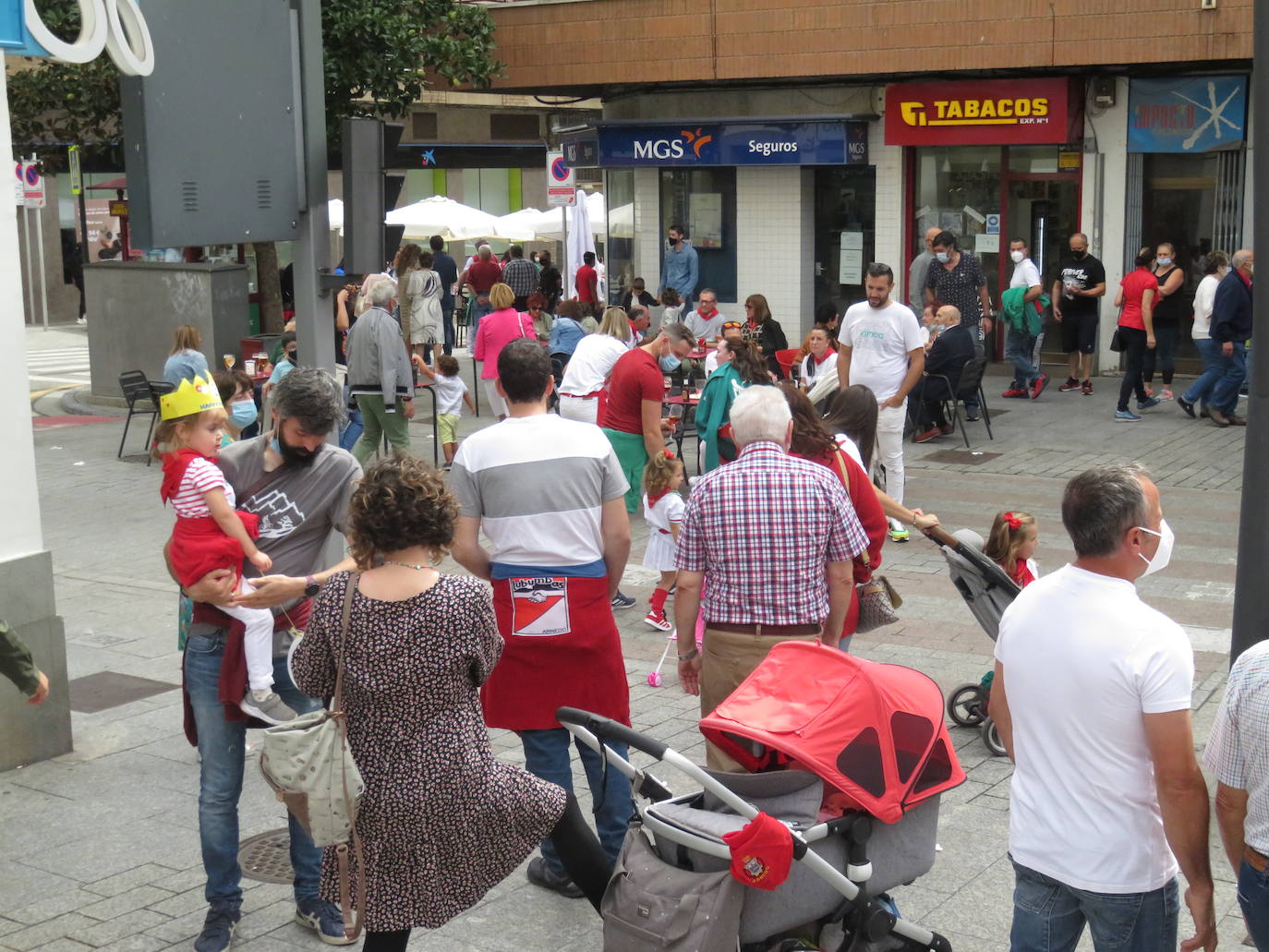 Arnedo sale a la calle para celebrar el que hubiera sido el primer día de sus fiestas en honor a San Cosme y San Damián