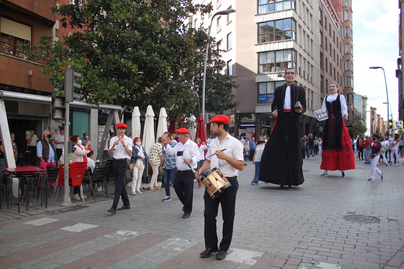 Arnedo sale a la calle para celebrar el que hubiera sido el primer día de sus fiestas en honor a San Cosme y San Damián