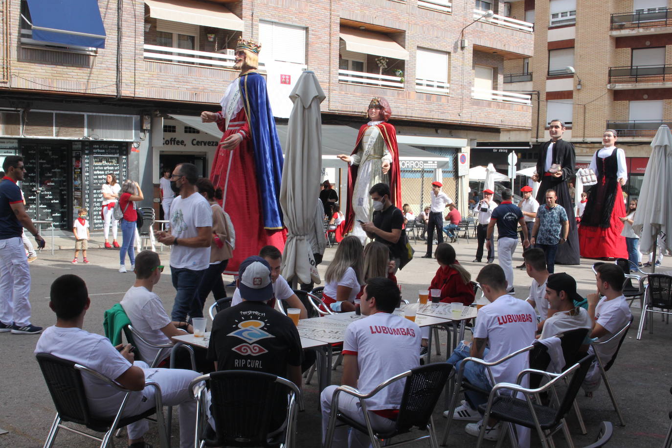 Arnedo sale a la calle para celebrar el que hubiera sido el primer día de sus fiestas en honor a San Cosme y San Damián