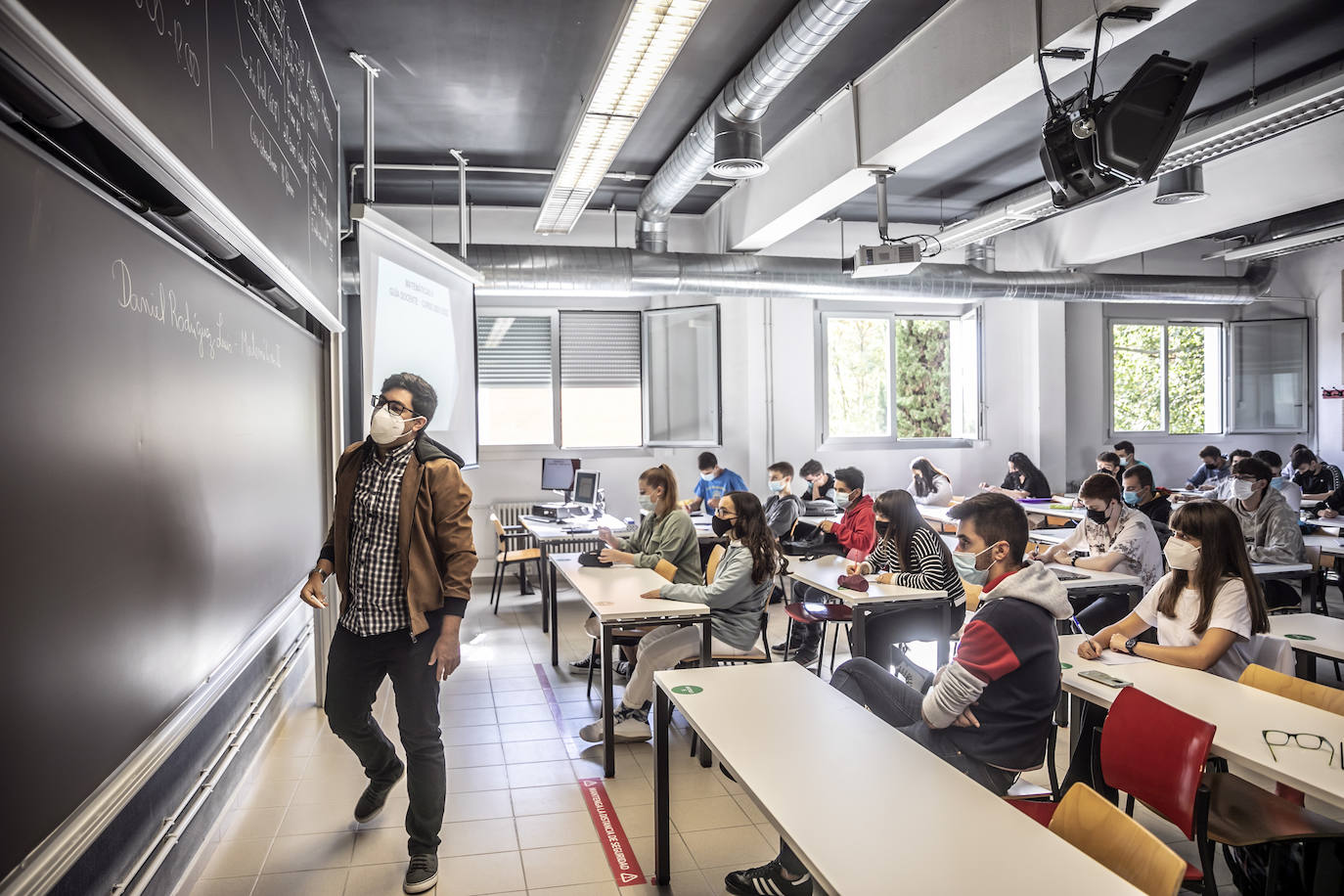 Fotos: Los universitarios regresan al campus de la UR en el primer día de un curso