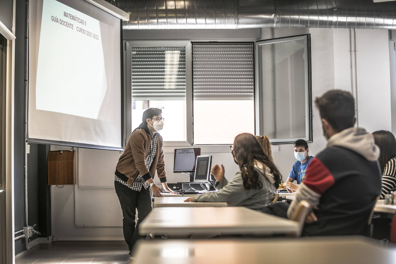 Fotos: Los universitarios regresan al campus de la UR en el primer día de un curso