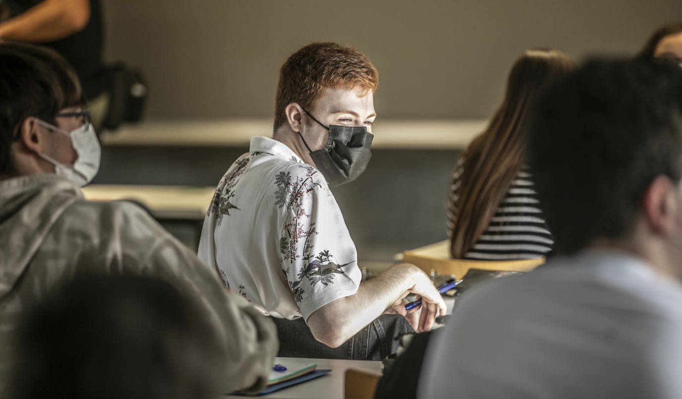 Fotos: Los universitarios regresan al campus de la UR en el primer día de un curso