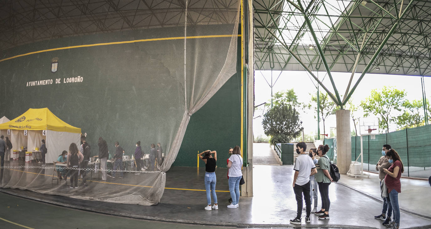 El frontón de la instalación deportiva toma el relevo de Riojafórum como vacunódromo