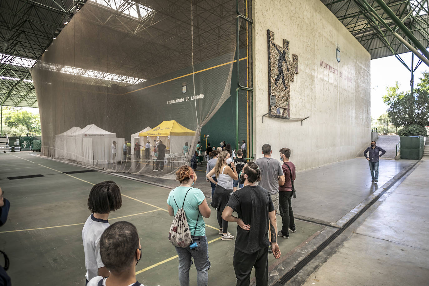 El frontón de la instalación deportiva toma el relevo de Riojafórum como vacunódromo