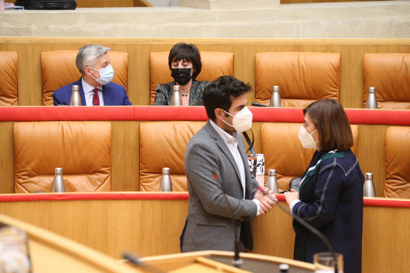 Fotos: El Parlamento rechaza instar al Gobierno central a una reforma regulatoria del sector eléctrico