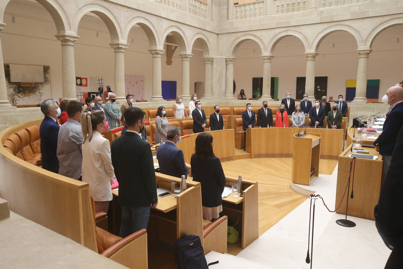 Fotos: El Parlamento rechaza instar al Gobierno central a una reforma regulatoria del sector eléctrico