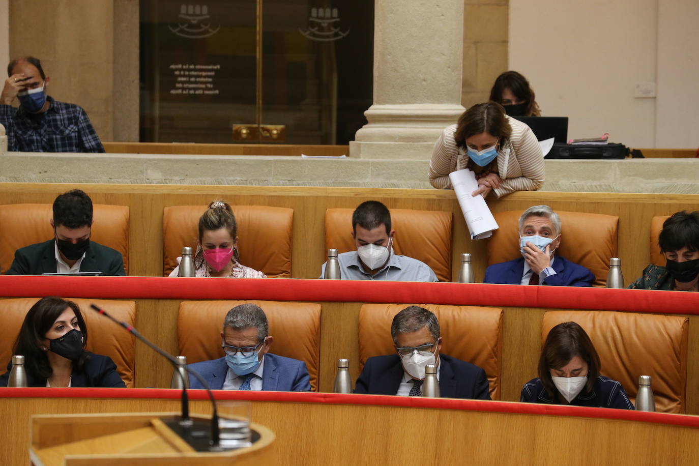 Fotos: El Parlamento rechaza instar al Gobierno central a una reforma regulatoria del sector eléctrico