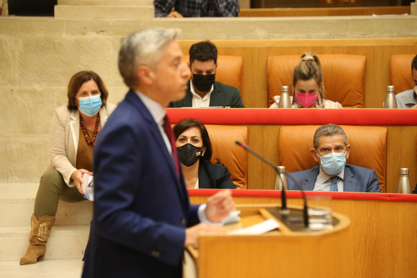 Fotos: El Parlamento rechaza instar al Gobierno central a una reforma regulatoria del sector eléctrico