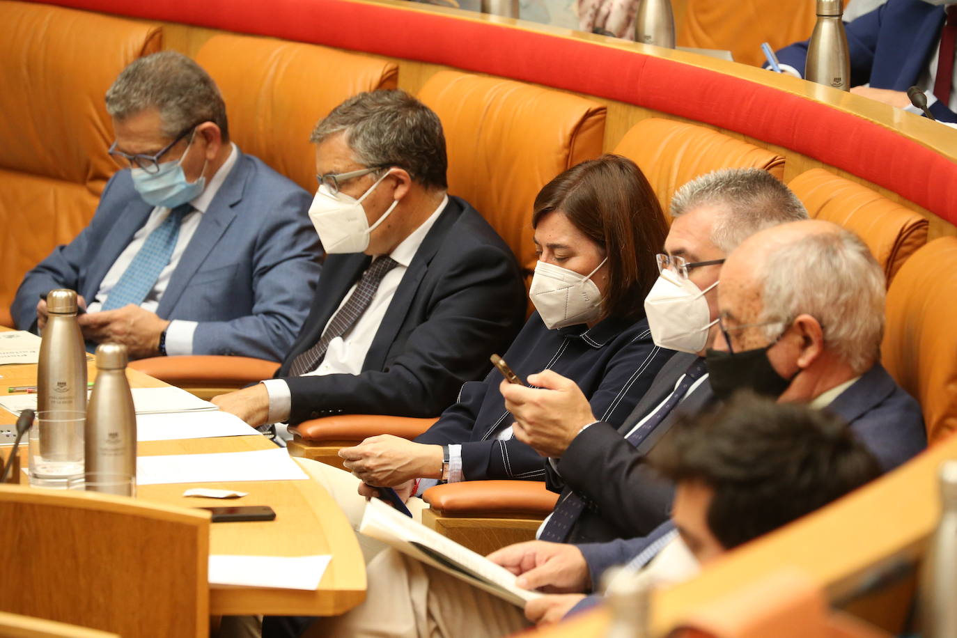 Fotos: El Parlamento rechaza instar al Gobierno central a una reforma regulatoria del sector eléctrico