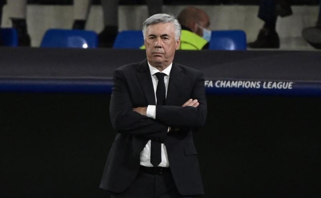 Carlo Ancelotti, cruzado de brazos durante el partido ante el Sheriff. 