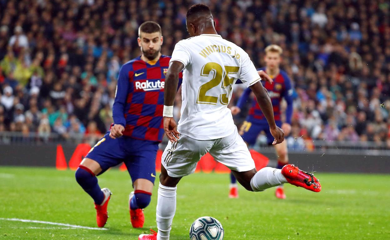 Vinicius, en acción ante Piqué durante un clásico. 