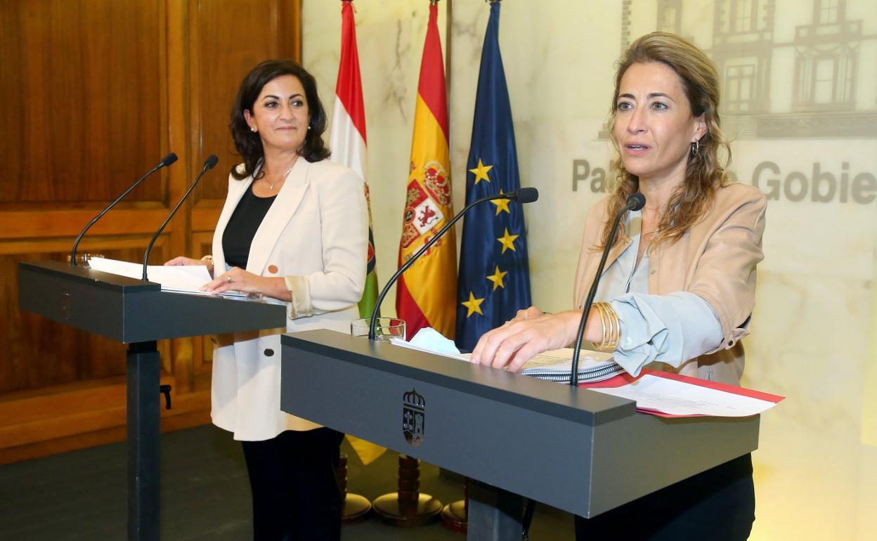 Concha Andreu observa a la ministra de Transportes, Raquel Sánchez, durante su comparecencia de prensa en el Palacete, ayer. 