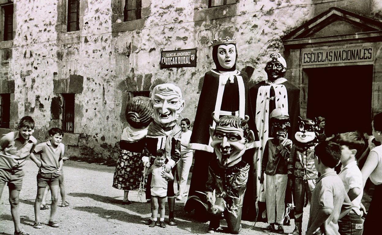 La baturra (de espaldas), la bruja, el demonio, el negrito y el gato, junto a los gigantes de la reina Grimhilde y el rey Baltasar, junto al Ayuntamiento en los años sesenta. 