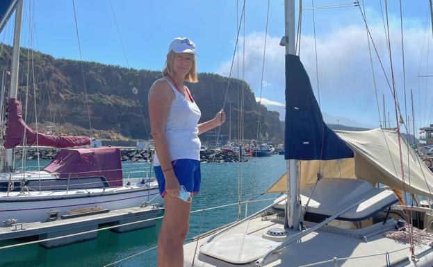 Imagen principal - La alemana Jacqueline Rehm perdió su casa y ahora duerme en un velero en el puerto de Tazacorte, cerca de la lancha de Luis.