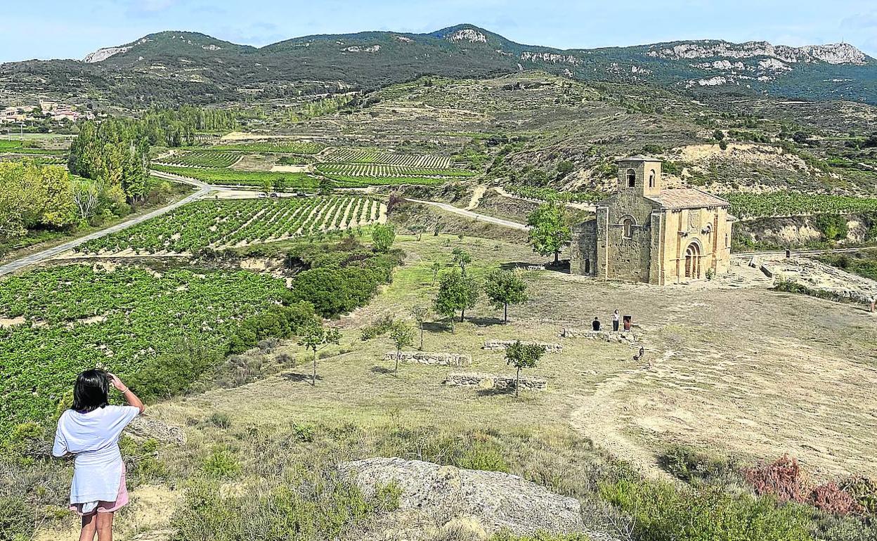 La ermita de Santa María de la Piscina, escenario final de la novela, rodeada de frondosas viñas. 