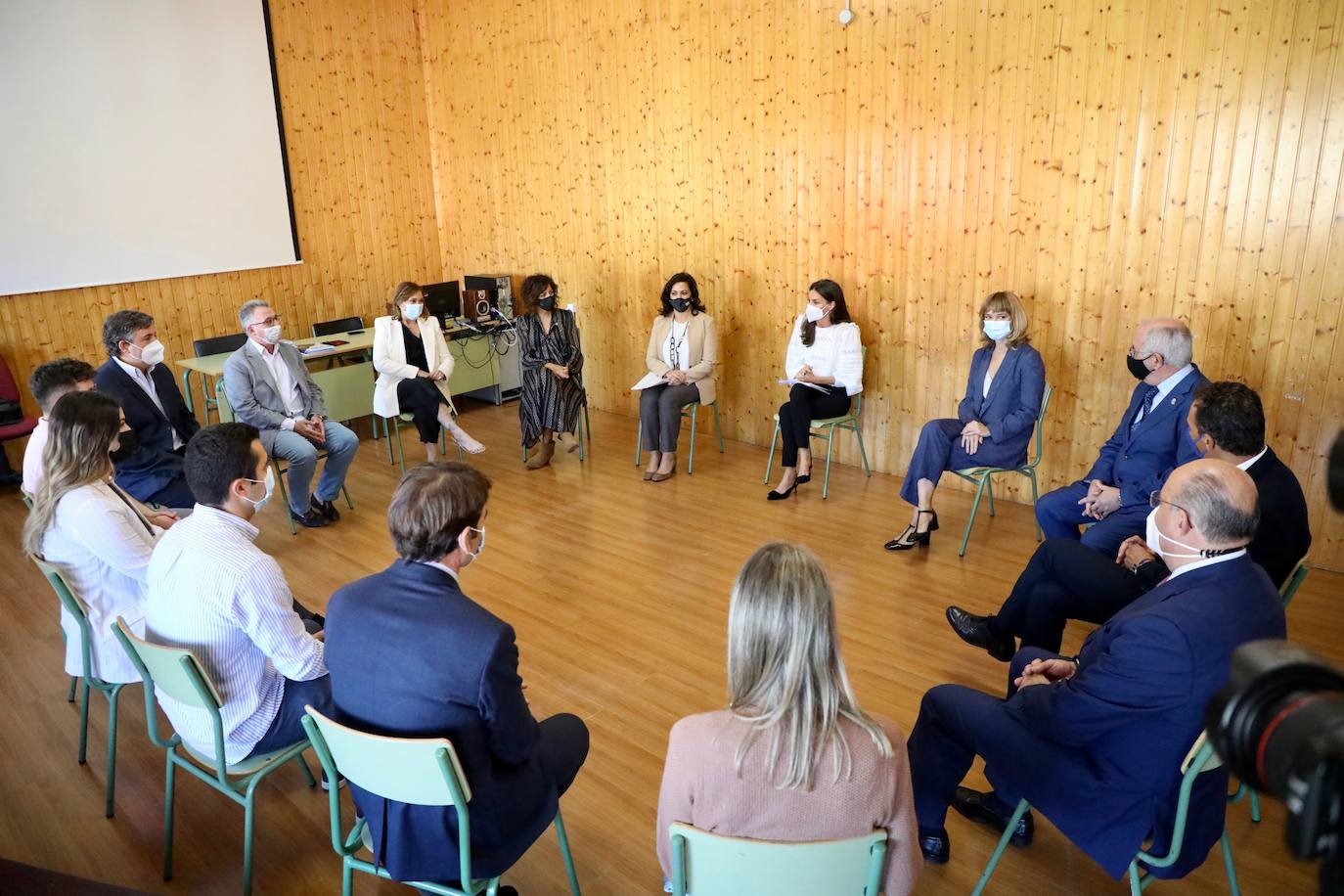 La reina Letizia ha visitado Haro para inaugurar el curso académico 2021/22 de Formación Profesional en el IES Ciudad de Haro. 