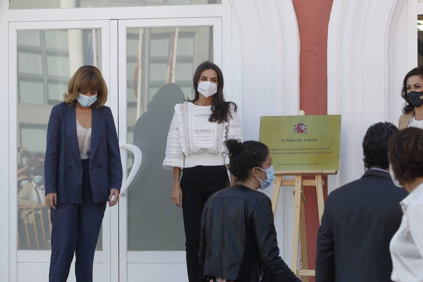 La reina Letizia ha visitado Haro para inaugurar el curso académico 2021/22 de Formación Profesional en el IES Ciudad de Haro. 