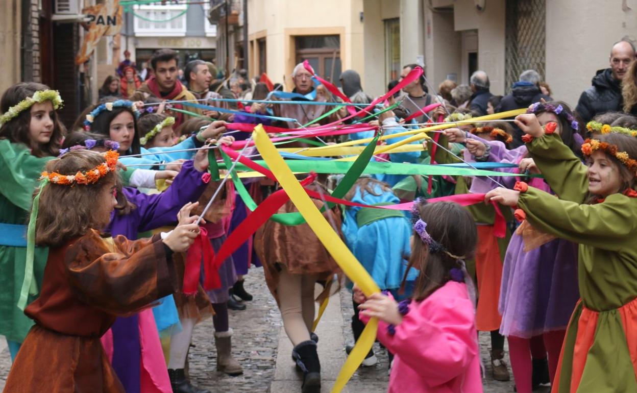 Niños de Santo Domingo de la Calzada realizan danzas por las calles en la última edición celebrada de las ferias, en el año 2019. 