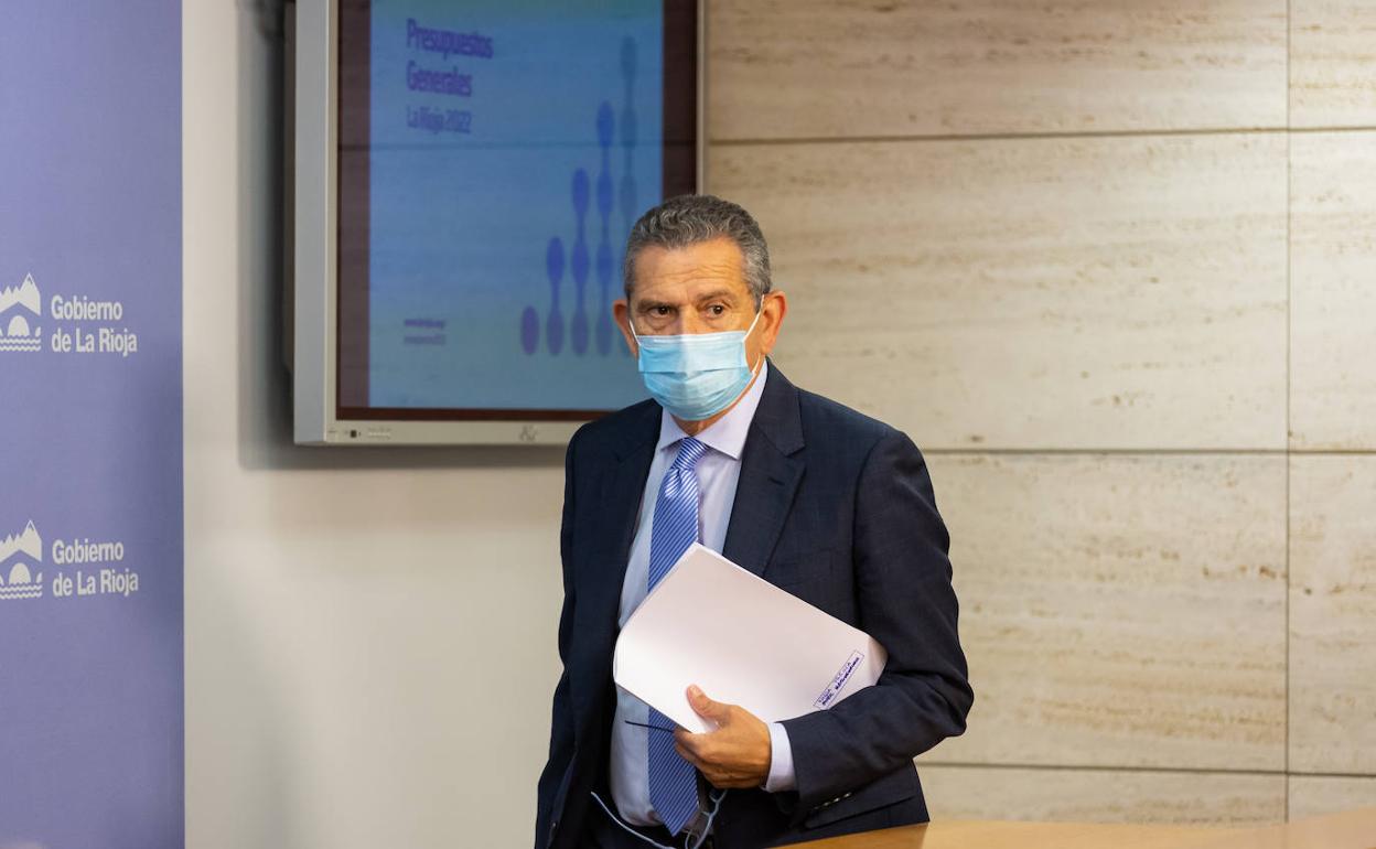 El consejero Celso González, antes de comenzar la rueda de prensa de presentación de los Presupuestos. 