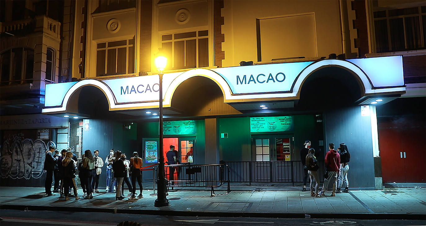 Las salas de ocio nocturno logroñesas subieron anoche la verja y llenaron sus pistas de baile con cientos de jóvenes riojanos. 