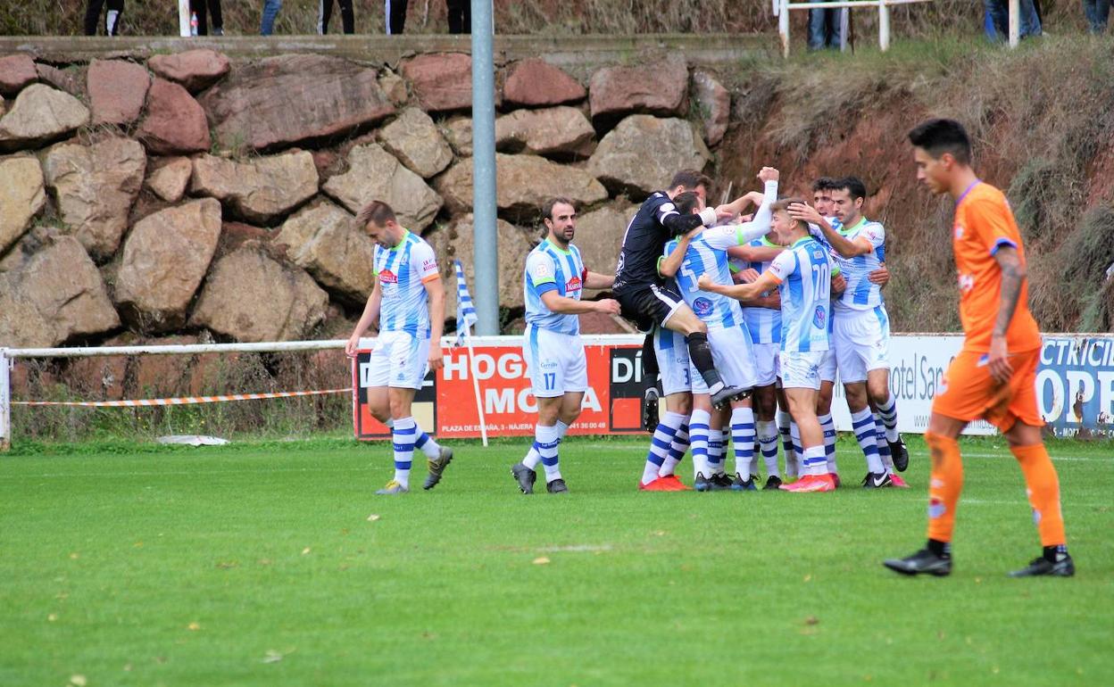 Los jugadores del Náxara celebran el primer gol. 