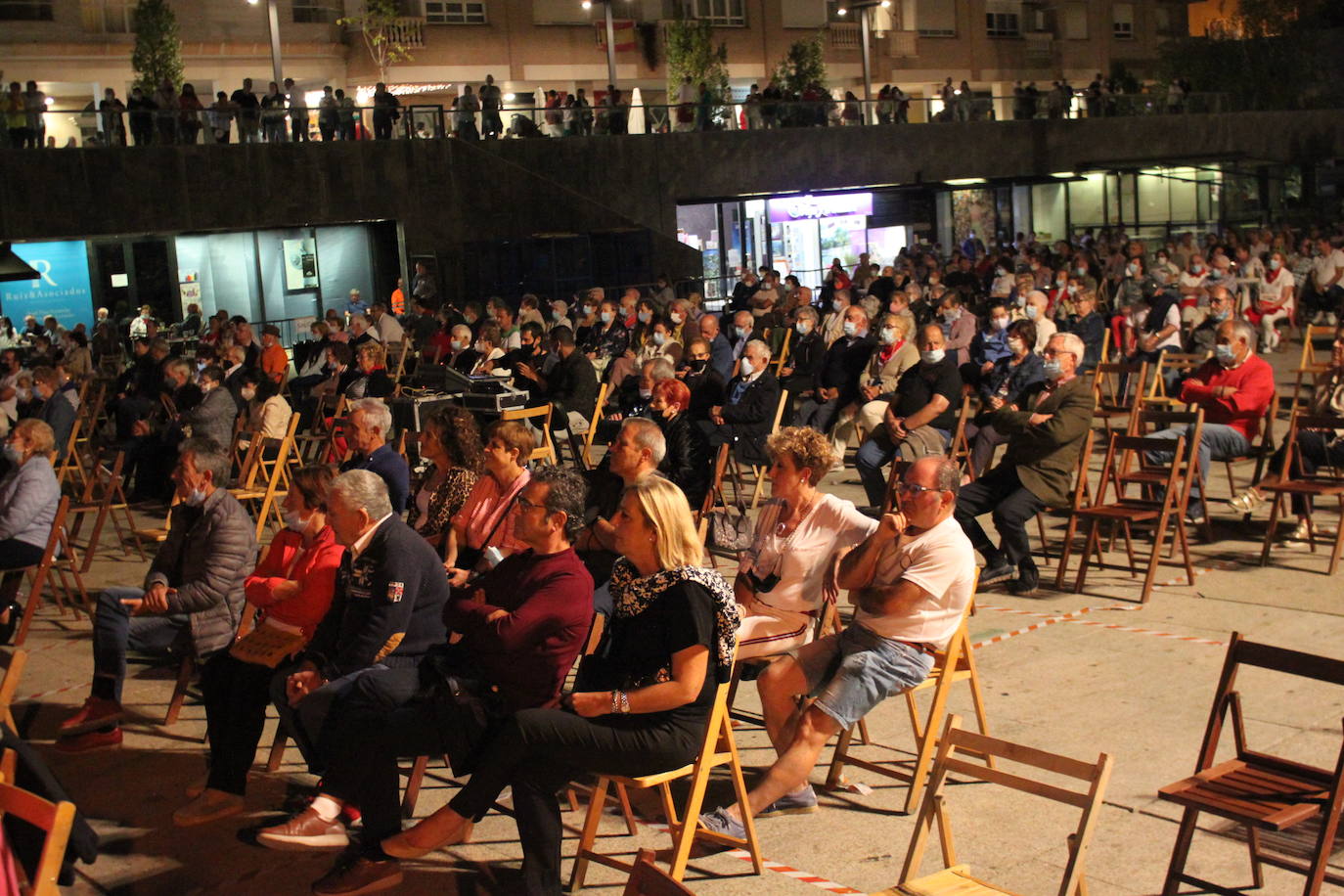 Unas 2.000 personas respondieron a la llamada de disfrutar en directo en el pabellón Arnedo Arena de Antonio Orozco, que recorrió los temas de su último disco, 'Aviónica'